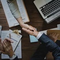 跨国义举,21岁美国模特在德国见义勇为,不幸毁容,引发全球关注